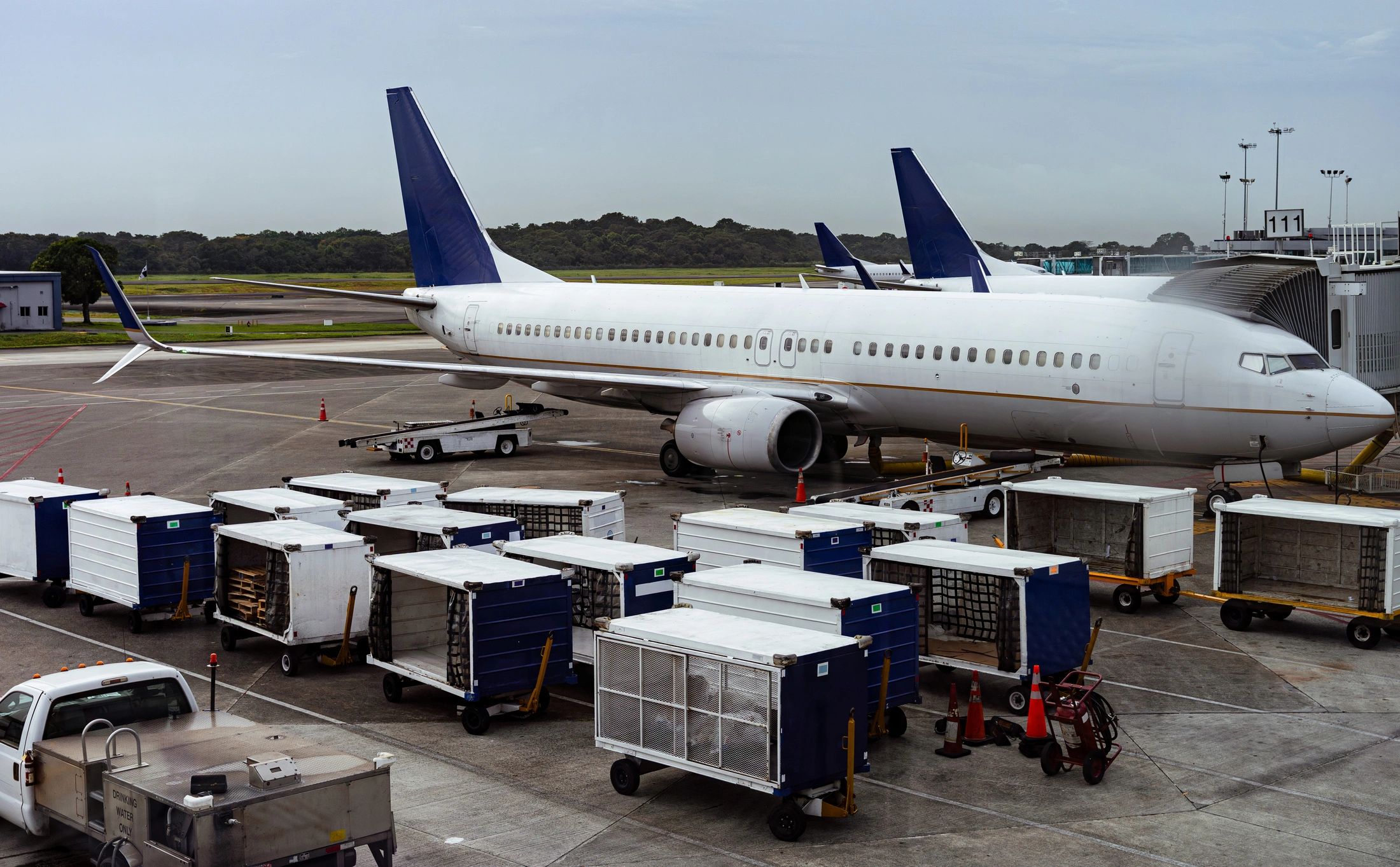Avión de carga en plataforma aeroportuaria